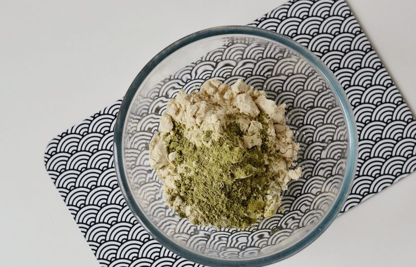 1. Этап. Конфеты с матча: Смешайте все сухие ингредиенты.