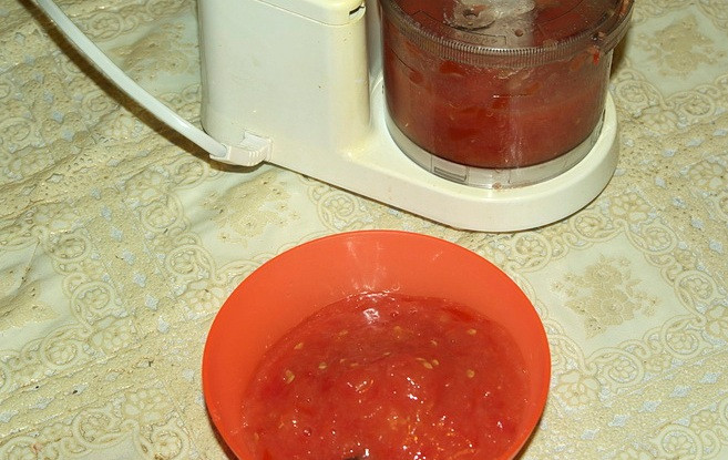1. Этап. Чанахи из баранины: Помидоры бланшируем (обдаем кипятком) и очищаем от кожицы, измельчаем мякоть в блендере до состояния поре.