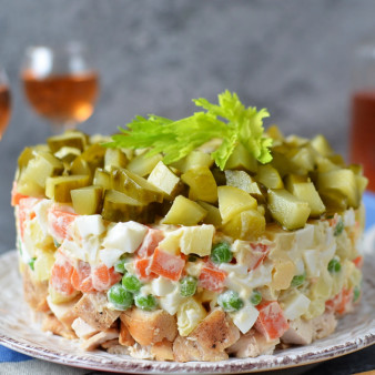Слоеный салат из курицы