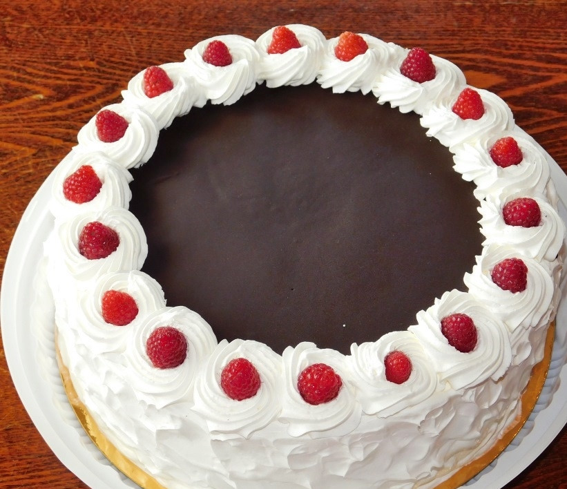 1. Этап. Шоколадный торт с малиной: Украсьте по своему вкусу. Поставьте в холодильник на несколько часов (лучше на ночь), чтобы торт хорошо пропитался и застыл. Приятного чаепития!