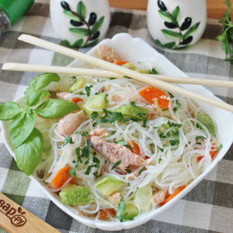 Фунчоза с красной рыбой