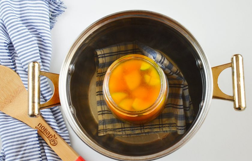 1. Этап. Огурцы в томатном соусе: Поставьте банки в кастрюлю с кипящей водой (не забудьте на дно кастрюли выложить салфетку). Прикройте банки крышками, но не закручивайте. Доведите воду до кипения и стерилизуйте банки 10 минут.