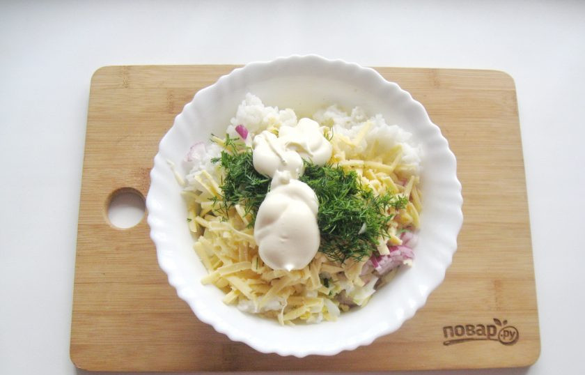 1. Этап. Салат Снежинка с курицей: Салат посолите, поперчите и заправьте майонезом.