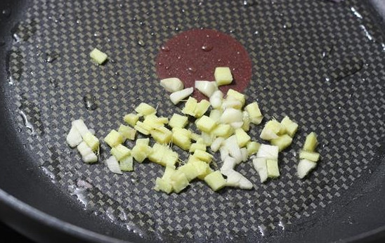 1. Этап. Курица по-китайски с лимоном: 3. Когда курочка настоялась, разогрейте немного масла на сковороде и обжарьте чеснок и имбирь.