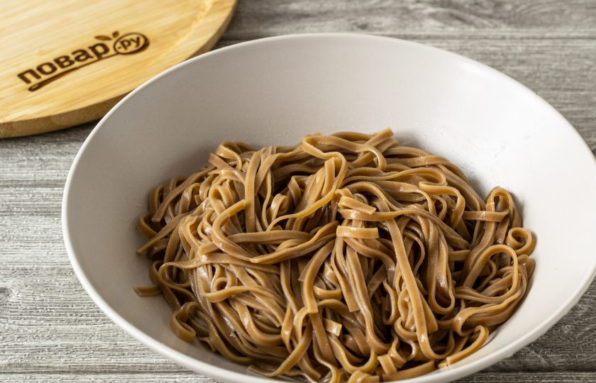 1. Этап. Лапша Нэнмён: Готовую гречневую лапшу промойте в холодной воде. Сверните в клубочек и выложите на дно глубокой миски.