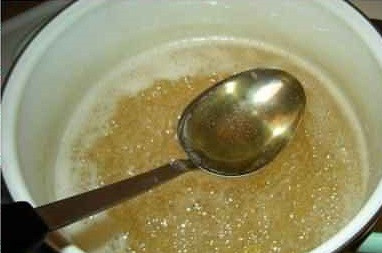 1. Этап. Крыжовник в сиропе: 3. Когда ягоды готовы можно приступать к сиропу. Для этого необходимо отправить в глубокую кастрюлю (так, чтобы поместился потом крыжовник) сахар и воду. Довести до кипения, периодически помешивая, чтобы сахар растворился.