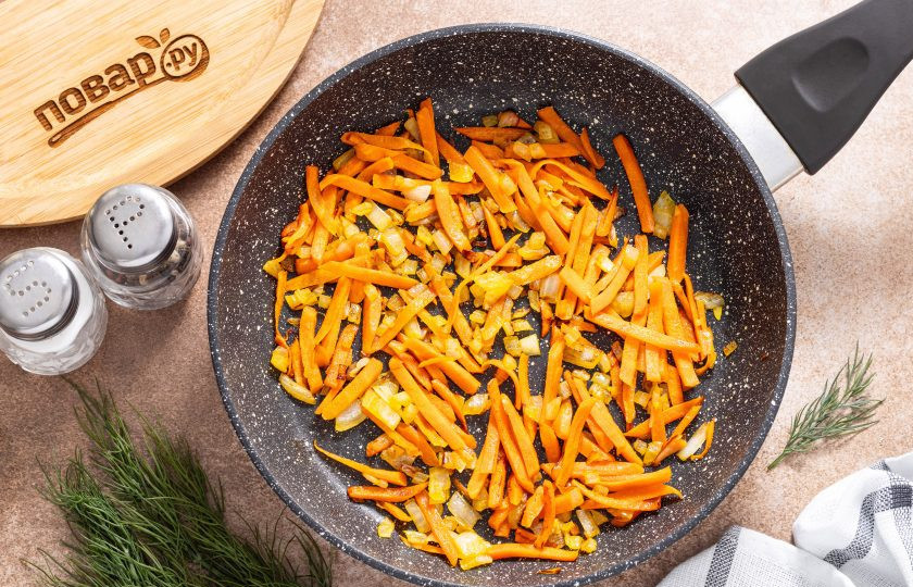 1. Этап. Гречка в аэрогриле: Обжарьте с растительным маслом репчатый лук и морковь до золотистого цвета.