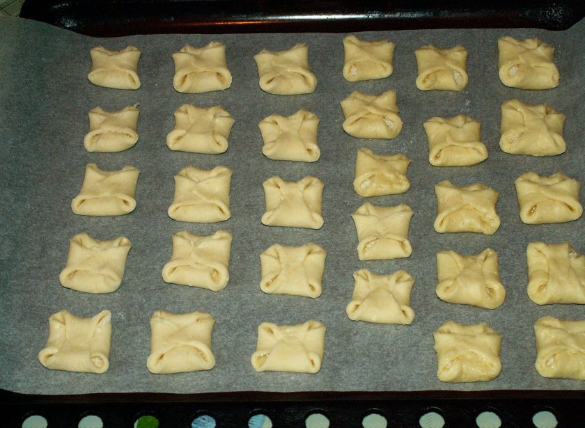 1. Этап. Творожные конвертики с сахаром: 11. Выкладываем на подготовленный противень и отправляем в разогретую до 180 градусов духовку на 25 минут.