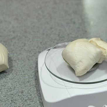 1. Этап. Крендели с корицей: 2. После того, как тесто поднимется, разогреть духовку до 230 градусов. Выложить тесто на чистую сухую поверхность (посыпать мукой, если необходимо) и разделить его на 12 равных частей (около 100 г каждая).