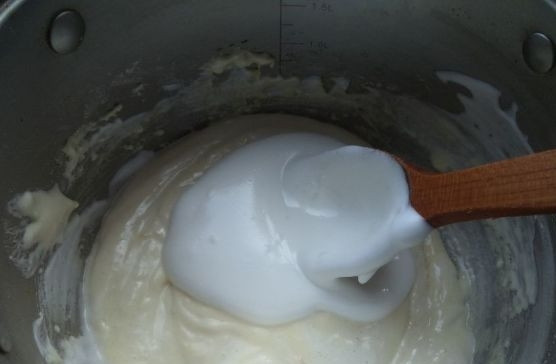 1. Этап. Торт Нарцисс с творогом: Далее аккуратно добавьте белки. Перемешайте массу деревянной ложкой снизу вверх.