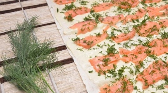 1. Этап. Лаваш с сыром, и семгой, и зеленью: 5. Посыпаю рубленой зеленью поверх рыбы по всему листу лаваша.