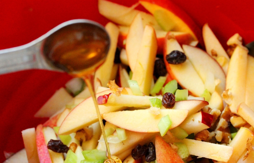 1. Этап. Салат из свежих яблок: Кладем три чайные ложки меда.