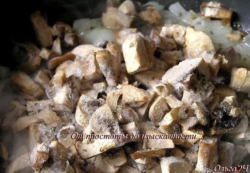 1. Этап. Фальшивые пироги с курицей и грибами: Лук и чеснок обжарьте на растительном масле до прозрачности. Добавьте грибы, перемешайте, готовьте, пока не испарится лишняя жидкость.