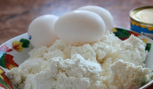 1. Этап. Запеканка творожная Сладкоежка: Для запеканки надо подготовить всего три ингредиента: сгущенка, 3 куриных яйца и творог.