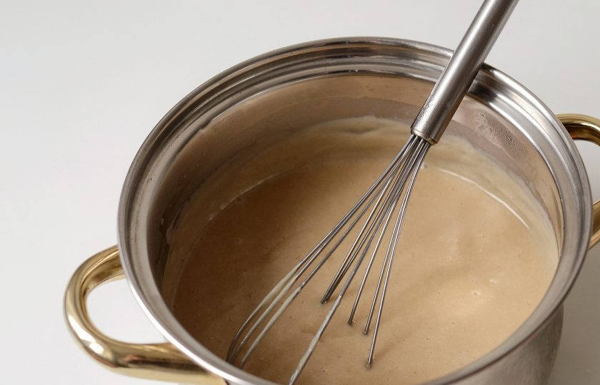 1. Этап. Шоколадный торт с кардамоном: Добавьте агар-агар, все пряности и муку. Варите крем до загустения, постоянно помешивая.