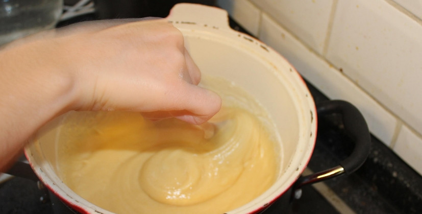 1. Этап. Пряник заварной: 2. Воду доводим до кипения с медом. Когда мед растворится понемногу, тонкой струйкой вводим яичную смесь и тут же перемешаем. Сюда же добавим масло, соду и муку, быстро перемешаем и снимаем с огня, вымешивая более тщательно.