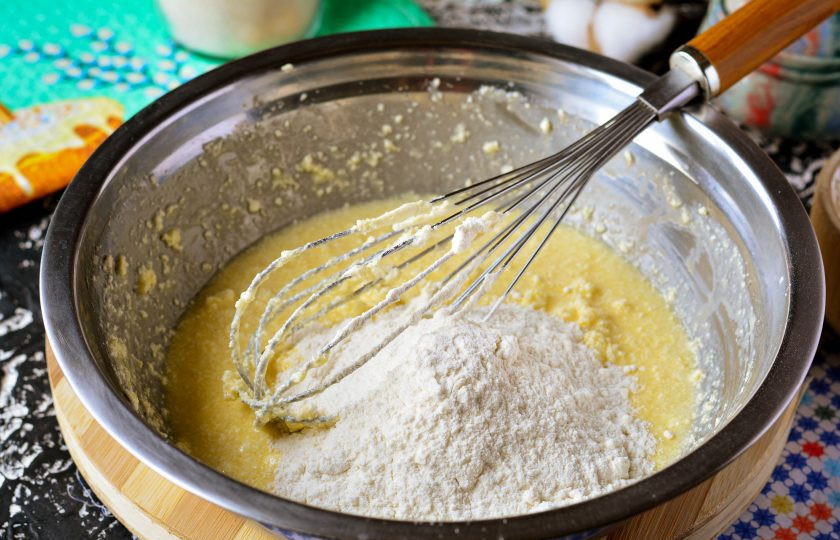 1. Этап. Кулич который не крошится: Всыпьте просеянную муку.