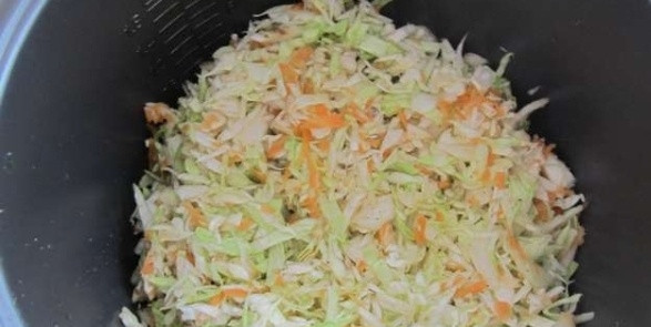 1. Этап. Капуста с говядиной в мультиварке: 4. Теперь наполняем мультиварку - сначала капустой, мясом, морковью и луком. Перчим. солим, посыпаем специями, вливаем воду и сметану. Ставим на режим 