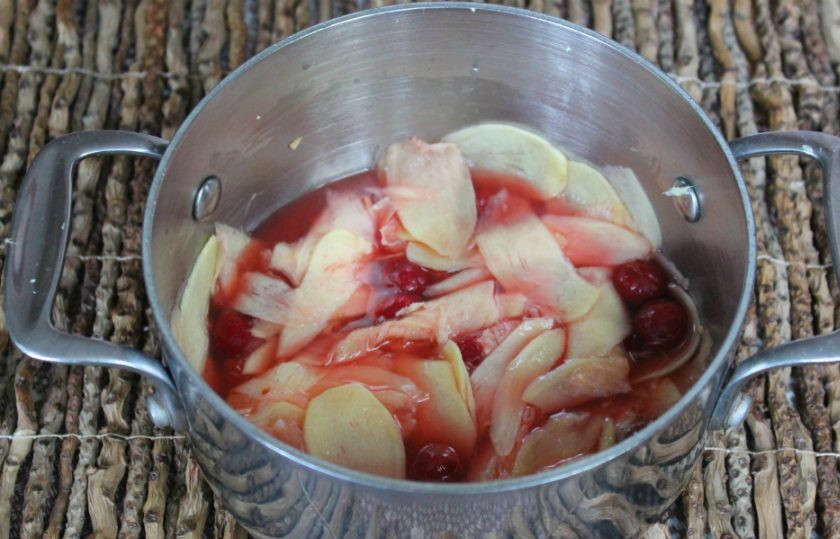 1. Этап. Имбирь маринованный в яблочном уксусе: Доводим до кипения и убираем с огня. Остужаем.