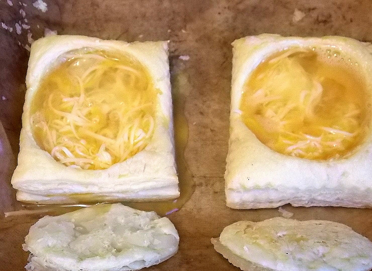 1. Этап. Яйца, запеченные с сыром: Положите в углубление сыр и влейте яйцо.