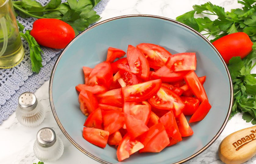 1. Этап. Салат Гарнир: Вырежьте из помидоров зеленые сердцевинки, нарежьте мелкими ломтиками и высыпьте нарезку в салатник.