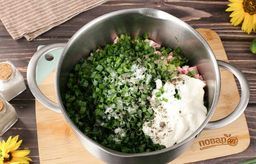 1. Этап. Классическая окрошка с уксусом: Добавьте измельчённую свежую зелень, сметану, соль и молотый перец по вкусу.