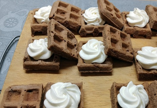 1. Этап. Шоколадные мини-вафли с кремом-чиз: На половину вафель выложить крем.