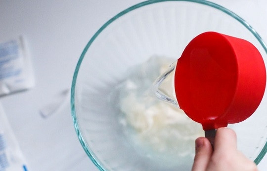 1. Этап. Низкокалорийный торт: 4. Отправьте форму в холодильник примерно на часик. Тут очень важно поставить ее ровно, чтобы желе застывало ровным слоем. Когда оно уже немного подстыло, растворите желатин в воде.