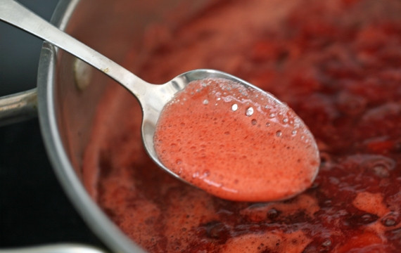 1. Этап. Джем без сахара: 7. Оставьте на огне еще минут на 15-20, убирая образовавшуюся пену.