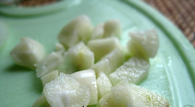 1. Этап. Телятина с кабачками: Измельчаем чеснок.