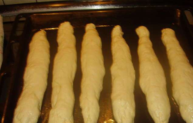 1. Этап. Чурек азербайджанский: 3. Смазываем противень растительным маслом и выкладываем наши заготовки. Отправляем в духовку и убавляем огонь до 170 градусов. Выпекаем около 15 минут.