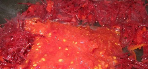 1. Этап. Украинский борщ с пампушками: В сковороде разогрейте растительное масло. Вымойте и очистите свеклу и морковку. Помойте перец. Натрите морковку и свеклу на терке, а перец нашинкуйте соломкой. Отправьте овощи в сковороду, пассеруйте их минут десять. Затем добавьте натертые без кожи на терке помидоры.