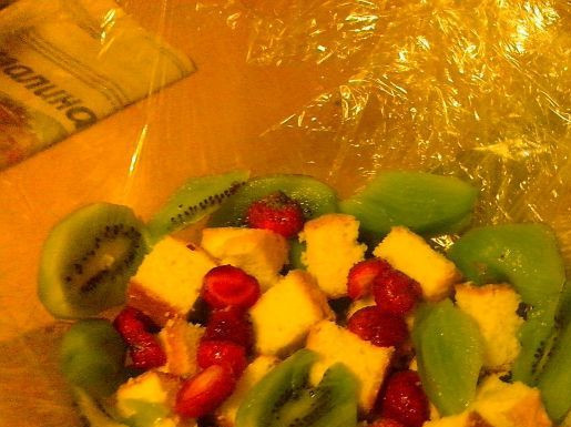 1. Этап. Торт Летний с желатином: Выкладываем в салатник небольшую часть подготовленных ягод, немного заливаем сметаной с желатином, затем выкладываем слой бисквита, заливаем. И так до тех пор, пока не закончатся ингредиенты. Ставим торт в холодильник часа на 2-2.5.