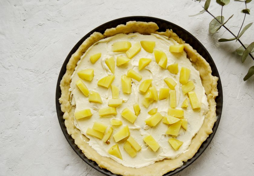 1. Этап. Веганский киш: Выложите 1/3 смеси из тофу и кешью на тесто, сверху разложите начинку из картофеля.