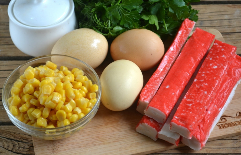 1. Этап. Салат Варежка: 1. Подготовьте все необходимые ингредиенты. Яйца и морковь заранее отварите.