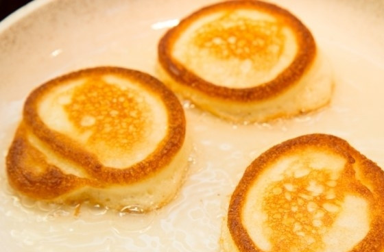 1. Этап. Пышные оладьи на кислом молоке без дрожжей: 8. Ваши пышные оладьи готовы! Можно подавать со сметаной, медом, вареньем. Домочадцы обязательно будут восхищены вашими умениями.