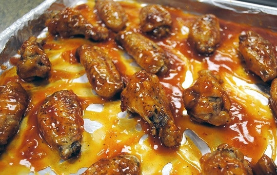 1. Этап. Крылышки под соусом Барбекю: 4. И залейте соусом. Снова отправьте в духовку, запекайте теперь до румяности. Остатки соуса уварите до загустения. Его можно подавать к столу с крылышками. Приятного аппетита!