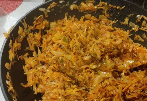 1. Этап. Жареная капуста с баклажанами и перцем: Через 7-10 минут добавляем специи - солим, перчим, можно добавить любимые травы и т. п. Хорошо перемешиваем и крышкой больше не накрываем для того, чтобы испарилась лишняя влага. Продолжаем жарить до готовности периодически помешивая.