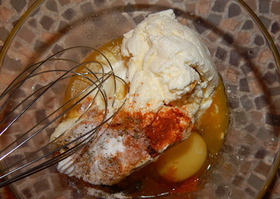 1. Этап. Сыр плавленый в мультиварке: Все ингредиенты добавляем в миску с творогом.