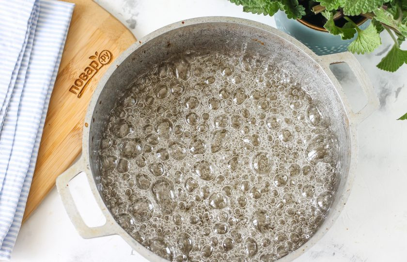 1. Этап. Пряники на жжёном сахаре: Поместите емкость на плиту и доведите ее содержимое до кипения. Сироп будет пузыриться. Чуть убавьте нагрев, томите сироп до коричневого цвета.