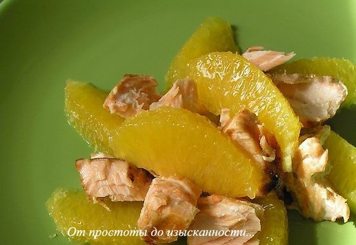 1. Этап. Салат с лососем, апельсином и авокадо: На тарелки выложите дольки апельсина и разобранный на кусочки лосось (без косточек).