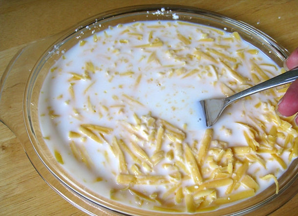 1. Этап. Сырный соус в микроволновке: 5. Тщательно перемешайте.