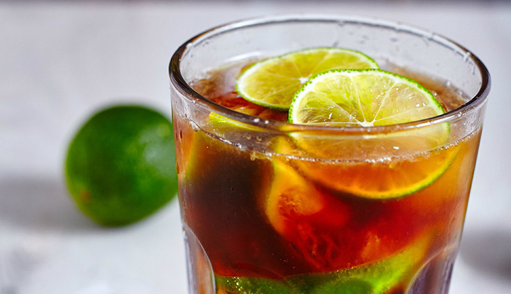 1. Этап. Коктейль Свободная куба: Вот и готов наш коктейль! Пить его рекомендуется исключительно в холодном виде! Можно украсить кружочками свежего лайма при подаче.