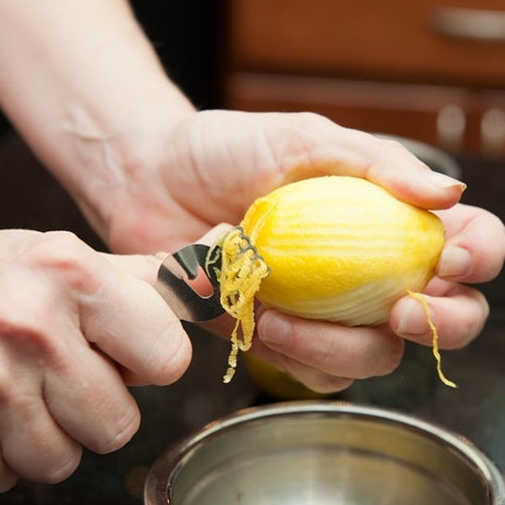 1. Этап. Паста с песто: 5. В отдельную мисочку натрите лимонную цедру, туда же выдавите сок лимона.