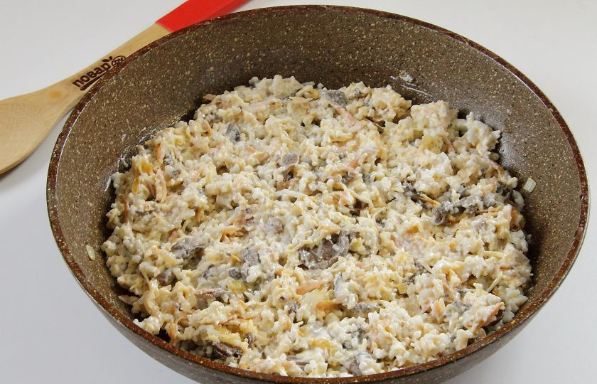 1. Этап. Фаршированные кальмары: 6. Остудите немного и добавьте 100 грамм тертого сыра и 3 ст. л. сметаны. Перемешайте все еще раз. Начинка готова.