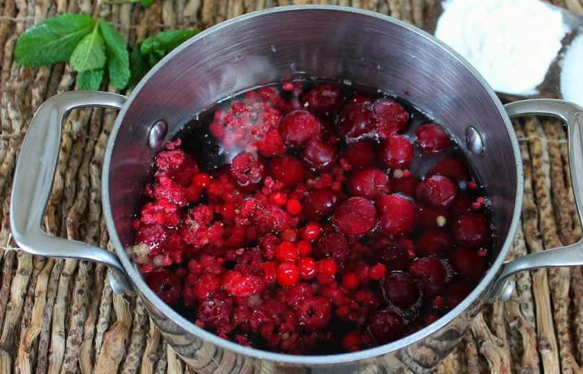 1. Этап. Кисель из замороженных ягод: Мороженные ягоды высыпаем в кастрюлю и заливаем водой. Ставим на огонь и доводим до кипения.