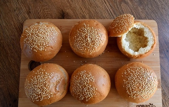 1. Этап. Горячие булочки с яйцом и сыром: У булочек срежьте верхушки-крышечки, выньте мякиш.