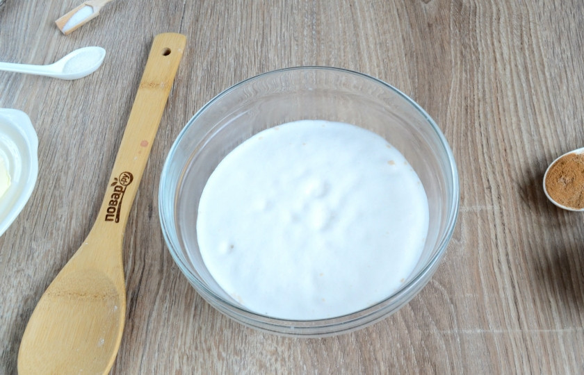 1. Этап. Булочки Синнабон (правильный рецепт 100%): Для теста в теплом молоке растворите немного сахара, буквально 1 ч. ложку, добавьте дрожжи. Я использую прессованные дрожжи, с ними моя выпечка всегда получается) Хорошенько расколотите массу венчиком, чтобы дрожжи полностью растворились, и оставьте все на 10 минут. За это время на поверхности появится пышная пенка, это значит, что дрожжи начали действовать.