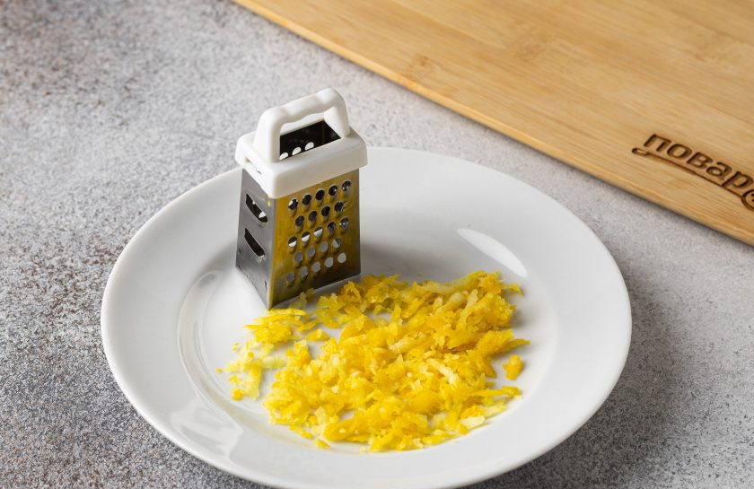 1. Этап. Чай с шалфеем и лимоном: Лимон тщательно помойте, обсушите и снимите с него цедру. Потребуется 1-1,5 ч.л. цедры.