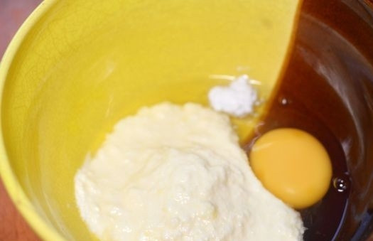 1. Этап. Печенье со злаками: 2. В отдельную миску вбиваю куриное яйцо, затем добавляю к нему сметану, 1 щепотку соли и пакетик ванильного сахара, перемешиваю.